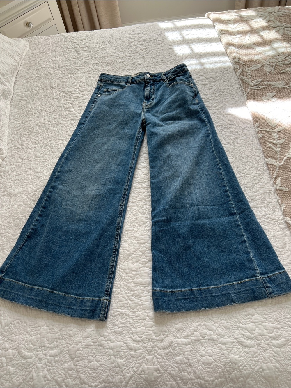 ANTHROPOLOGIE
PILCRO mid-rise flare leg Jean cropped